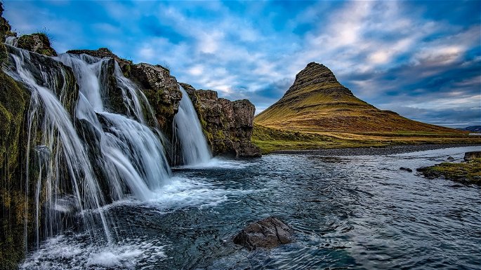 Paisaje de Islandia con cascadas de agua y montañas