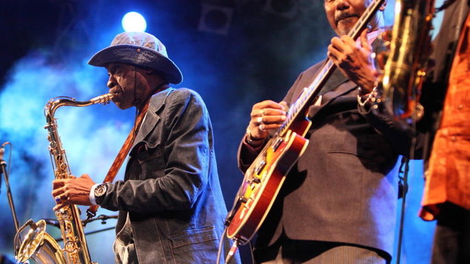 conjunto de jazz tocando en directo el saxofón y la guitarra eléctrica