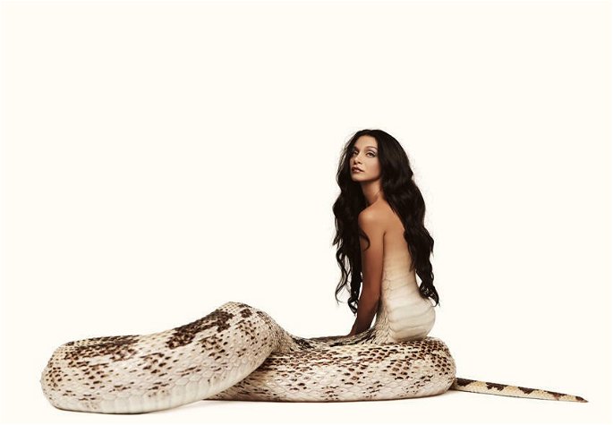 Mujer bella con cola de serpiente