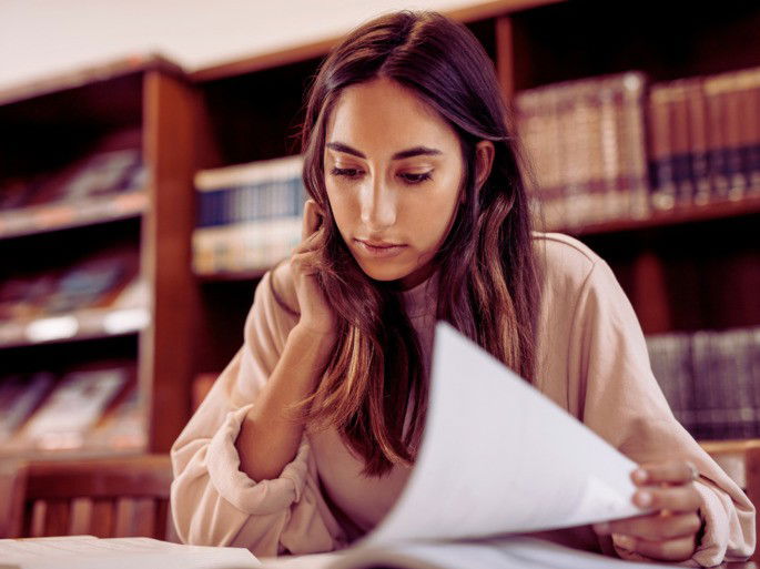 Lectura crítica: mujer leyendo un texto