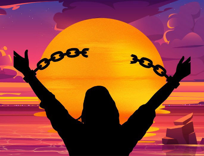 Mujer rompiendo sus cadenas con el atardecer de fondo