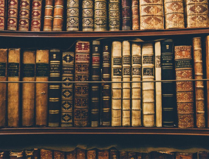 Libros en estante primer plano