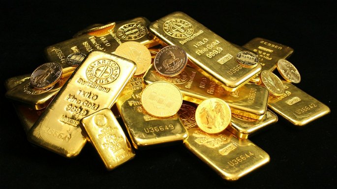 Lingotes y monedas de oro de una reserva de valor.