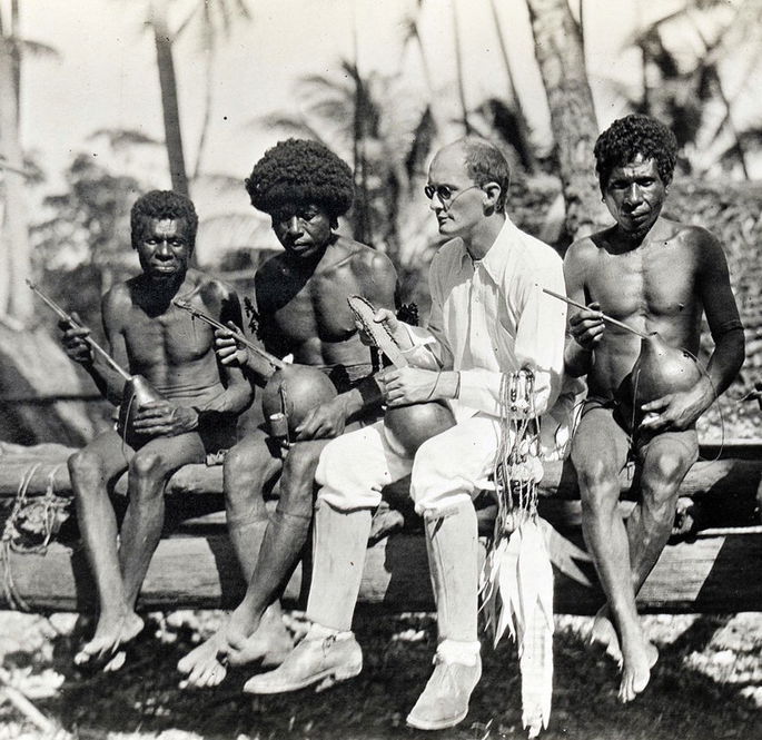 Antropólogo con nativos de las islas Trobriand