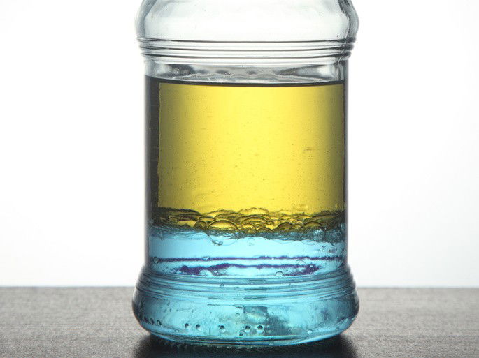 Mezcla heterogénea del agua con aceite