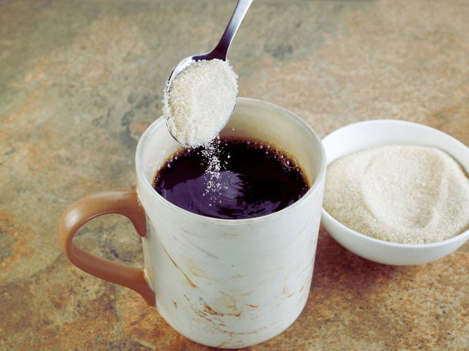 Mezcla homogénea del café con azúcar, sobre una superficie de mármol