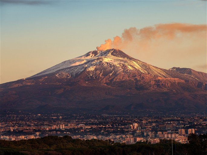 Monte Etna al atardecer con humo