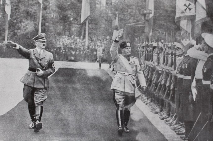 Mussolini y Hitler pasan revista tropas en Múnich
