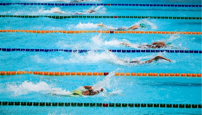 Nadadores olímpicos en competición