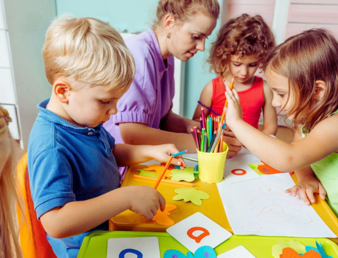 Grupo de niños aprendiendo en colaboración