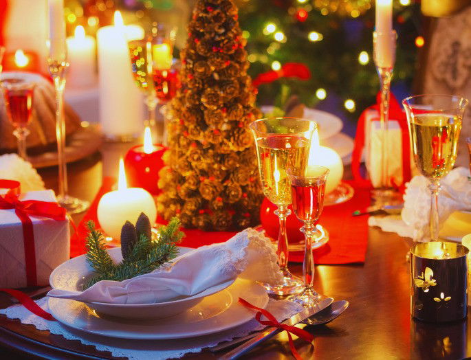 Mesa preparada para la cena de Nochebuena con motivos navideños