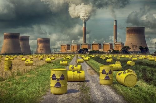 Bidones de residuos radioactivos desechados enfrente de una central nuclear, un causante de la contaminación radiactiva