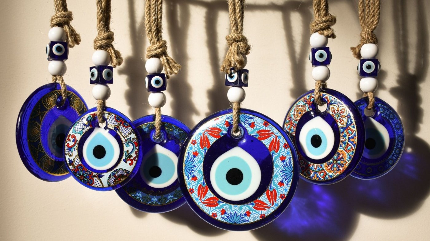 Ojo Turco - Historia del ojo turco 🧿 Según, en tiempos de Babilonia, los  malos sentimientos de una persona se proyectaban a través de la parte más  expresiva del cuerpo, los ojos.
