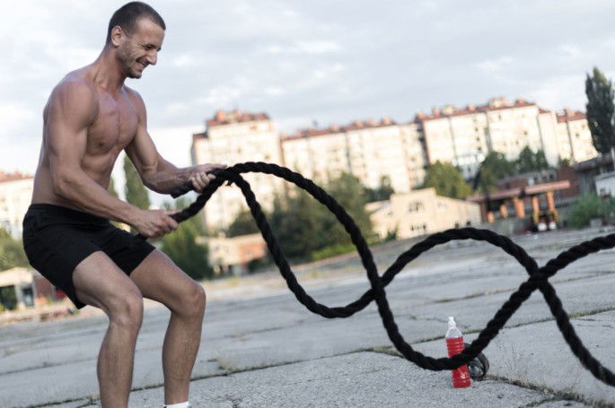 Ondas generadas en una cuerda a partir del movimiento de las manos de un atleta.