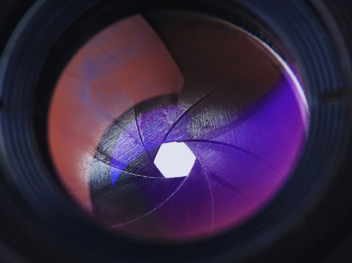 Óptica: lente de cámara fotográfica