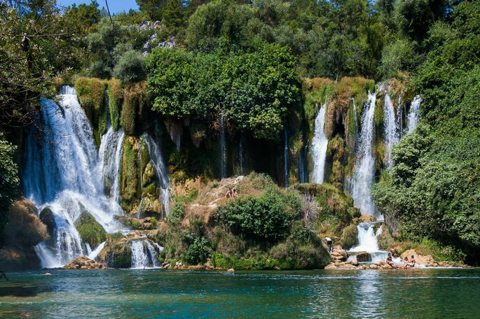 paisaje natural de un lago y caídas de agua