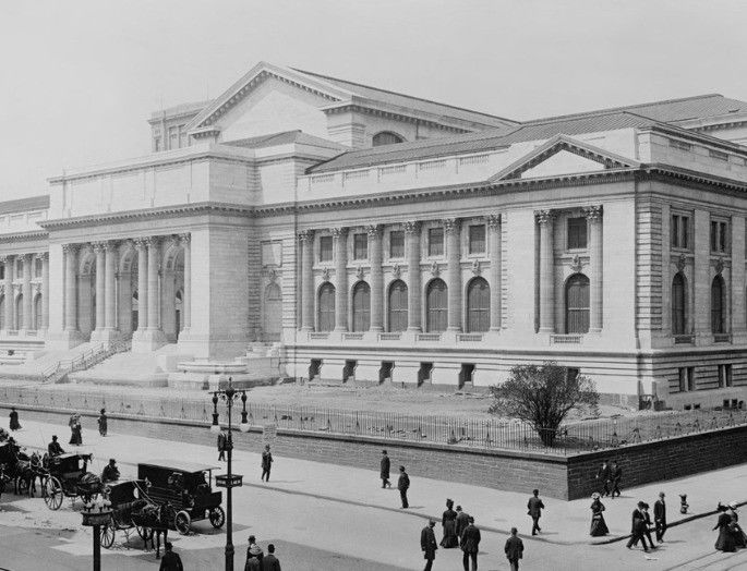 Foto antigua en blanco y negro de un edificio gubernamental