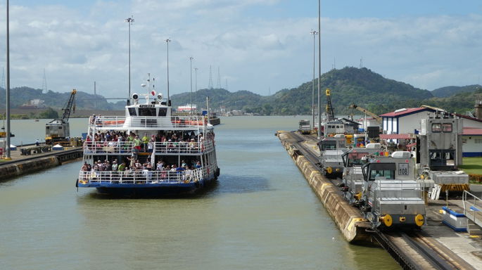 Barco atravesando el Canal de Panamá, que une el océano Atlántico y el Pacífico.