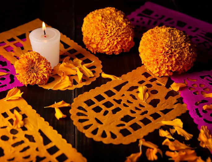 papel picado y flores cempasúchil de un altar de muertos