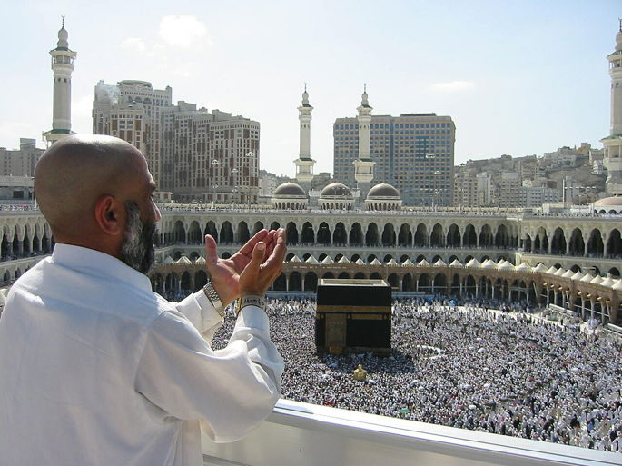 Peregrino reza en la Meca