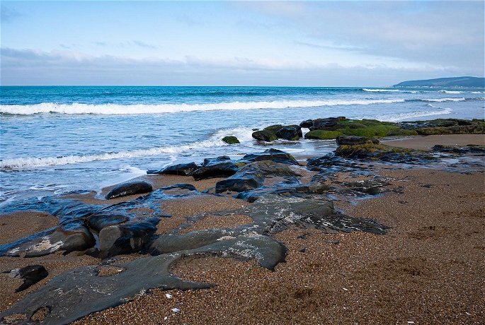 Petróleo vertido en la costa, un ejemplo de contaminación química