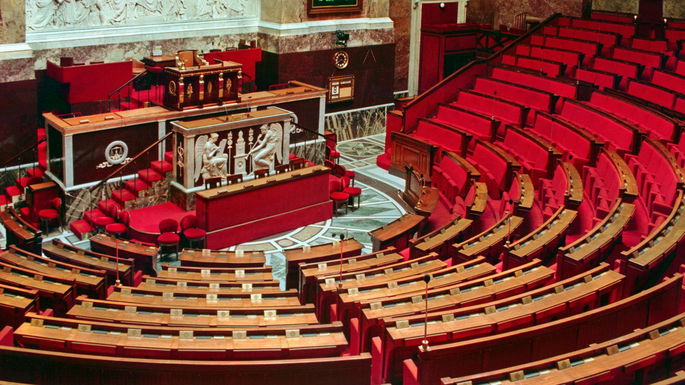 parlamento, con las donde se ven las sillas vacías de los parlamentarios y la tribuna para los discursos.