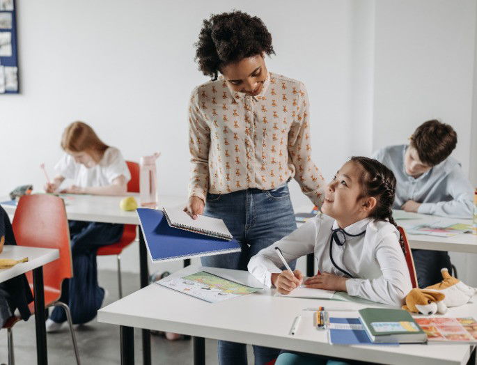 Profesora en clase con alumnos