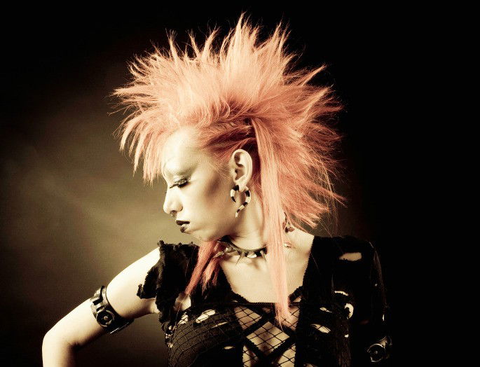 chica punk con peinado erizado y cabello color rosa