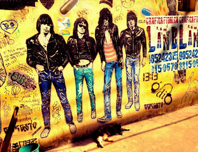 pared pintada con grafittis y una imagen de Los Ramones