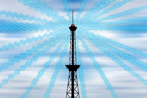 Una torre de telecomunicaciones en un día nublado, fuente de señales electromagnéticas