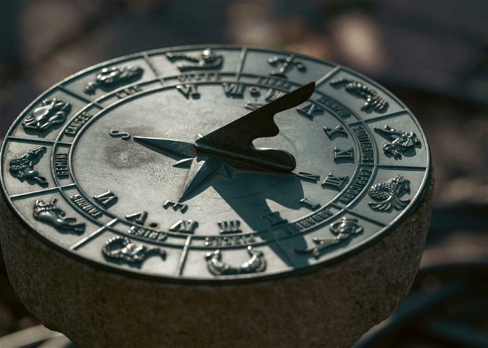 Un reloj de hecho de metal y piedra, con una sombra proyectada que calcula la hora del día.