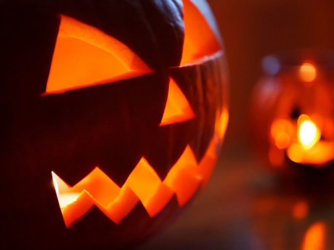 Calabaza de Halloween tallada e iluminada