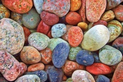 Piedras coloridas en estado sólido.
