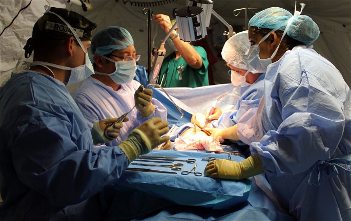 grupo de cirujanos en una sala de operacion