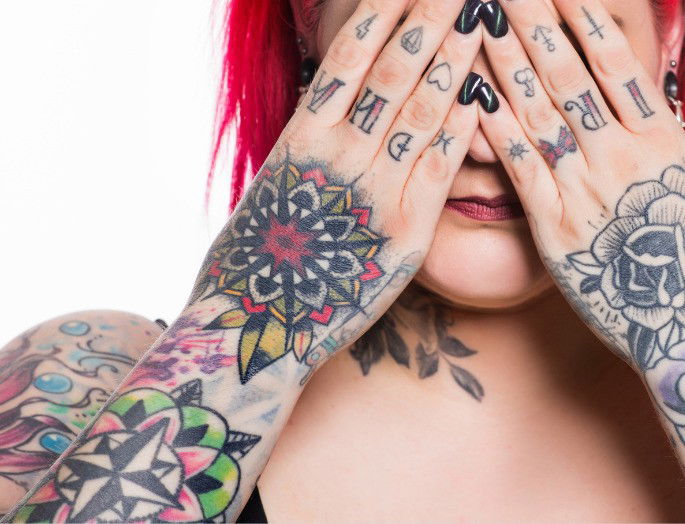 tatuajes de mandalas estilo ols school en las manos de una mujer