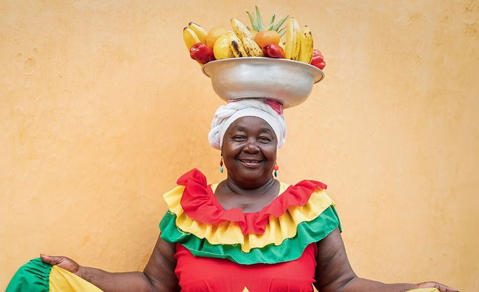 Traje típico de vendedora de fruta colombiana