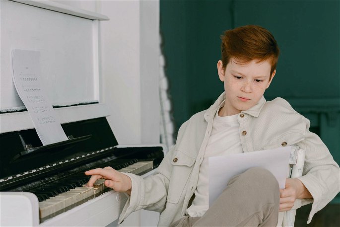 Un niño aprendiendo piano de forma autodidacta - Aprendizaje autónomo