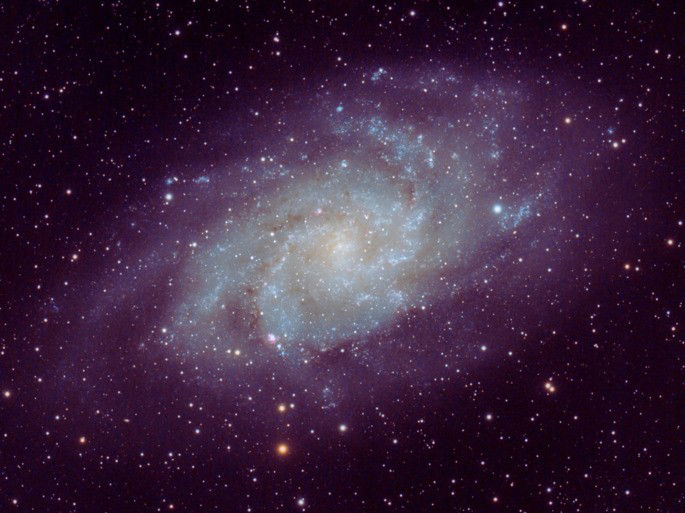 Universo: galaxia y otros cuerpos sobre fondo oscuro
