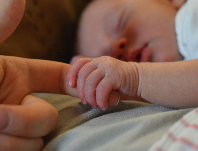 bebé apretando la mano de su mamá