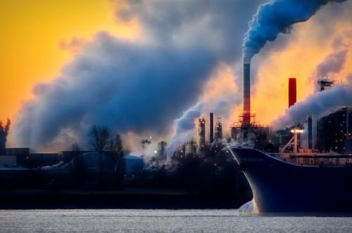 Factorías y fábricas echando humo al ambiente, uno de los mayores causantes de la contaminación atmosférica